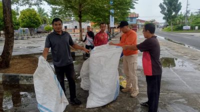 Tim Kecamatan Bunguran Timur Berhasil Kumpulkan Sampah Hingga 6 Karung Besar