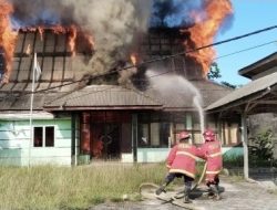 Kantor Perumda Tiba-Tiba Terbakar Diduga Konsleting Listrik Tim Damkar Natuna Berhasil Padamkan Kobaran Api