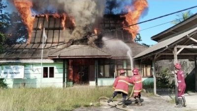 Kantor Perumda Tiba-Tiba Terbakar Diduga Konsleting Listrik Tim Damkar Natuna Berhasil Padamkan Kobaran Api