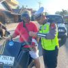 Satlantas Polres Natuna Ajak Pengendara Kibarkan Bendera Merah Putih Sambut HUT Ke-81 Kemerdekaan RI