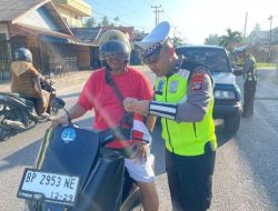 Satlantas Polres Natuna Ajak Pengendara Kibarkan Bendera Merah Putih Sambut HUT Ke-81 Kemerdekaan RI