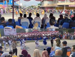 Ribuan Orang Meriahkan Pawai Budaya Menyambut HUT RI ke 81 Di Pantai Piwang