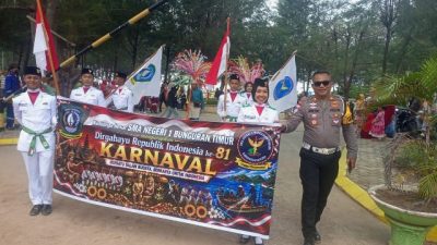 Kasatlantas Polres Natuna AKP Erwan Toni saat melaksanakan pengawalan dan pengamanan Pawai Karnaval SMAN 1 Bungtim