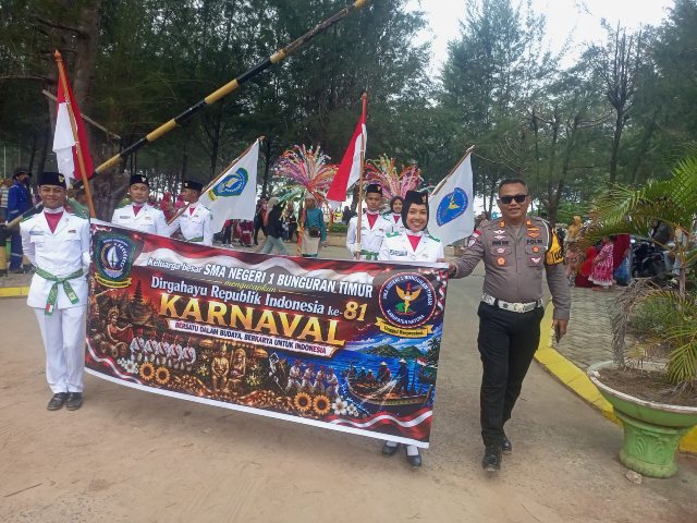 Kasatlantas Polres Natuna AKP Erwan Toni saat melaksanakan pengawalan dan pengamanan Pawai Karnaval SMAN 1 Bungtim