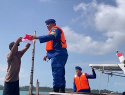 Satpolairud Polres Bintan Bagikan Bendera Merah Putih Ke Nelayan & Masyarakat Pesisir