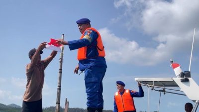 Satpolairud Polres Bintan Bagikan Bendera Merah Putih Ke Nelayan & Masyarakat Pesisir