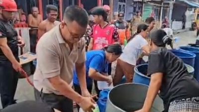 Bupati Aneng Turun Langsung Salurkan Air Bersih untuk Warga Sri Tanjung
