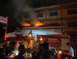 Gerai Alfamart Kampung Kamboja Tanjunguban Terbakar, Api Menyala Dari Gudang Barang Lantai 2