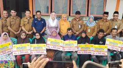 Bupati Cen Sui Lan Kembali Salurkan Bantuan Langsung Tunai Kepada Puluhan KPM Di Kota Ranai