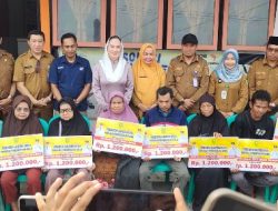 Bupati Cen Sui Lan Kembali Salurkan Bantuan Langsung Tunai Kepada Puluhan KPM Di Kota Ranai