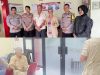 Aksi Humanis Anggota Polres Natuna Bantu WNA Ketika Terjebak Hujan Lebat Disertai Petir