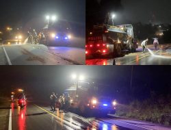 Antisipasi Kecelakaan Di Jalan Raya, Petugas Damkar Polres Natuna Bersihkan Lumpur Dijalanan