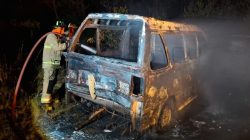 Mobil Minibus Carry Terbakar Di Jalan Raya Busung, Pengemudi Dan Penumpamg Selamat