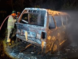 Mobil Minibus Carry Terbakar Di Jalan Raya Busung, Pengemudi Dan Penumpamg Selamat