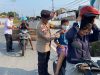 Polsek Bintan Utara Dan Pemdes Sebong Lagoi Bagi-Bagi Masker Ke Pengendara Di Jalan Pancamarga