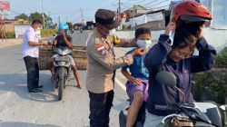 Polsek Bintan Utara Dan Pemdes Sebong Lagoi Bagi-Bagi Masker Ke Pengendara Di Jalan Pancamarga