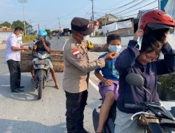 Polsek Bintan Utara Dan Pemdes Sebong Lagoi Bagi-Bagi Masker Ke Pengendara Di Jalan Pancamarga